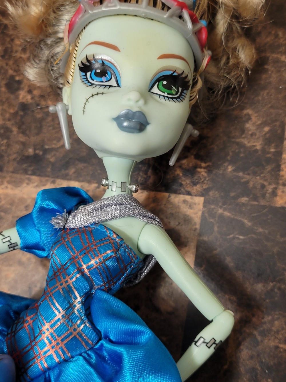 G1 Monster High Scarily Ever After Frankie Stein As Threaderella Only Displayed - Picture 3 of 7
